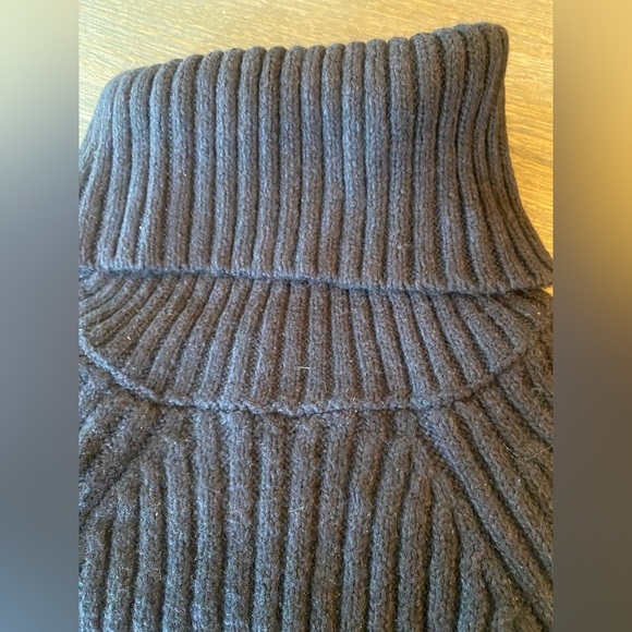 American Eagle Black Ribbed Turtleneck Sweater - Picture 3 of 4